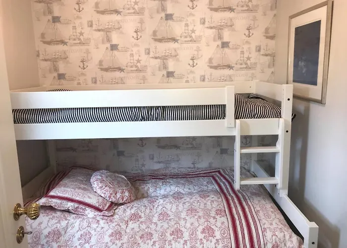 Nora's Waterfront Дом отдыха